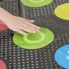 Blindfolded Twister - gra ćwicząca zręczność i pamięć