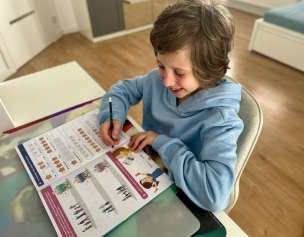 Kapitan Nauka. Tabliczka mnożenia - łamigłówki i zabawy matematyczne + 98 naklejek